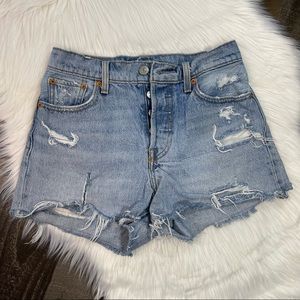 Levi’s Distressed Wedge Short size 26